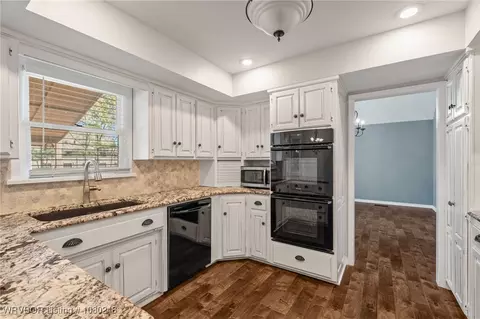 Kitchen - 2605 Ramsgate Way, Fort Smith, AR 72908 photo 2 of 4