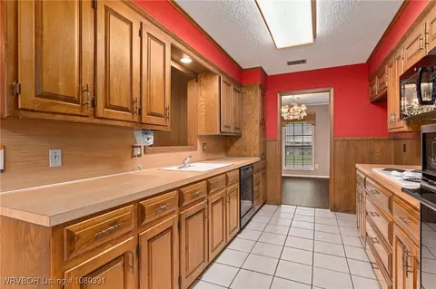 Kitchen - 8013 Yorktown Rd, Fort Smith, AR 72903 photo 3 of 4
