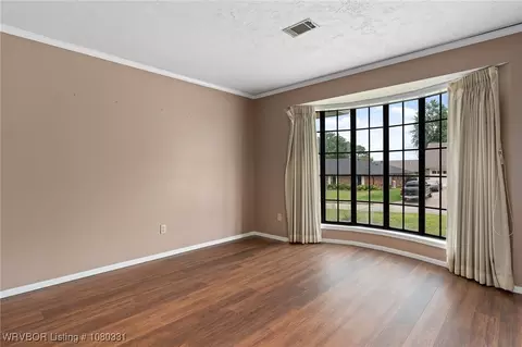 Living - 8013 Yorktown Rd, Fort Smith, AR 72903 photo 2 of 9