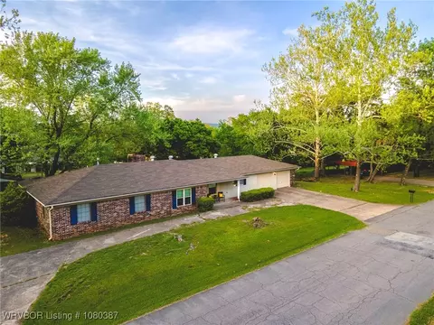 2017 Honeysuckle Dr, Sallisaw, OK 74955