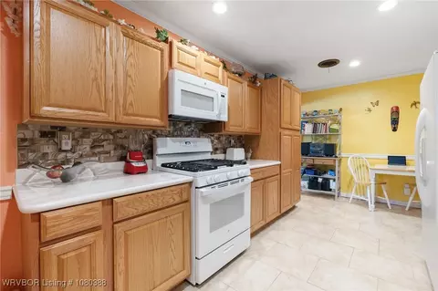 Kitchen - 8124 Cypress Ave, Fort Smith, AR 72908 photo 4 of 6