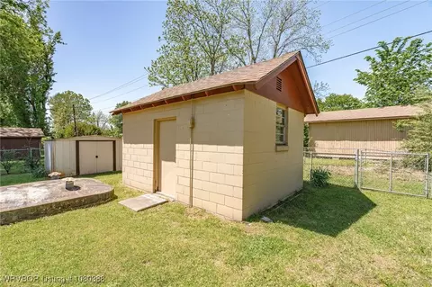 Exterior - 8124 Cypress Ave, Fort Smith, AR 72908 photo 5 of 12