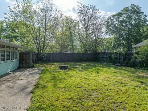 Exterior - 714 E Academy St, Paris, AR 72855 photo 8 of 10