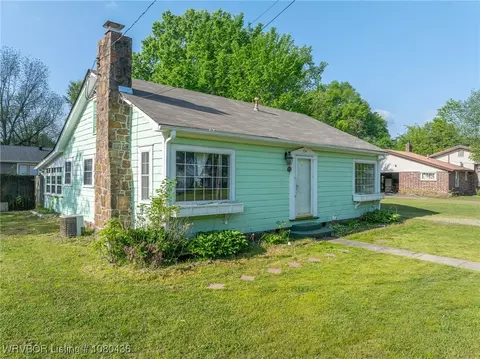 Exterior - 714 E Academy St, Paris, AR 72855 photo 2 of 10