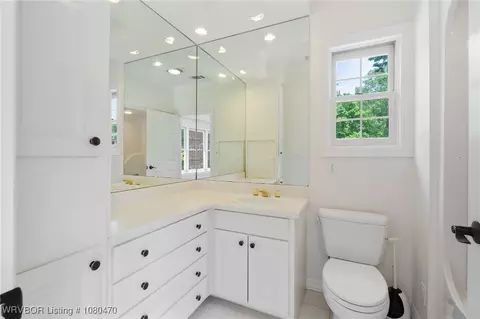 Bath - 2500 Athlone Rd, Fort Smith, AR 72903 photo 2 of 5
