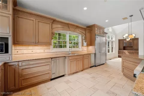 Kitchen - 2500 Athlone Rd, Fort Smith, AR 72903 photo 4 of 4