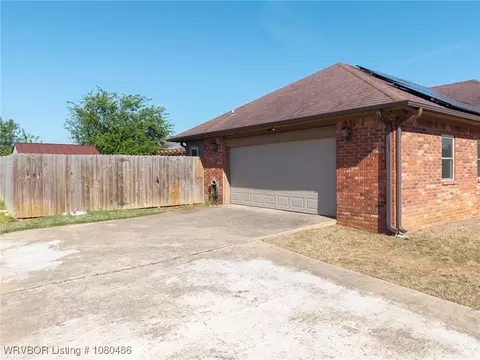 516 Loop W, Roland, OK 74954 photo 12