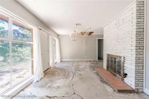 Living - 2800 Ionia St, Fort Smith, AR 72901 photo 4 of 4