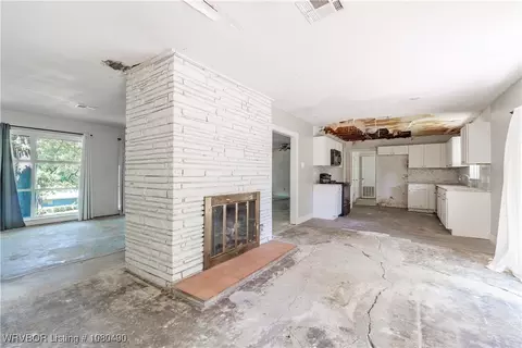 Living - 2800 Ionia St, Fort Smith, AR 72901 photo 3 of 4