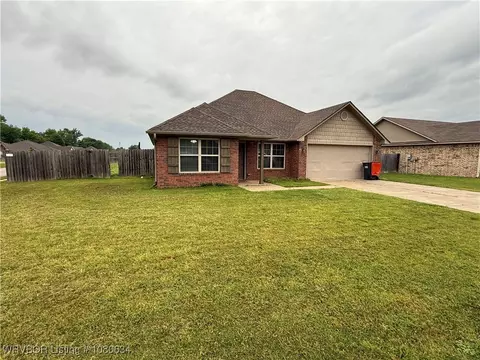 1737 Riley Cir, Alma, AR 72921