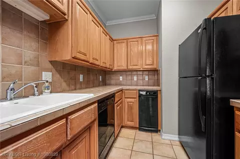 Kitchen - 2808 May Branch Pt, Fort Smith, AR 72903 photo 3 of 4