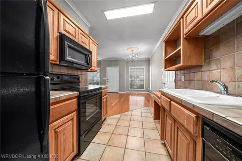 Kitchen - 2808 May Branch Pt, Fort Smith, AR 72903 photo 2 of 4