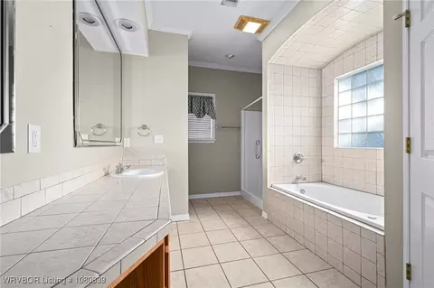 Bath - 2808 May Branch Pt, Fort Smith, AR 72903 photo 2 of 5