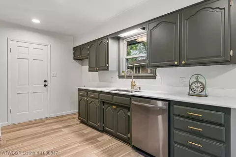 Kitchen - 1725 N 46th Cir, Fort Smith, AR 72904 photo 2 of 3