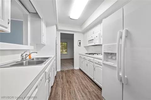 Kitchen - 1401 Meadow Cir, Fort Smith, AR 72908 photo 3 of 3