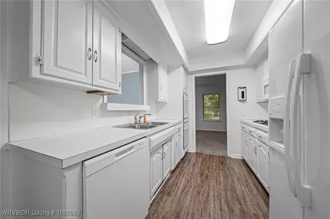 Kitchen - 1401 Meadow Cir, Fort Smith, AR 72908 photo 2 of 3
