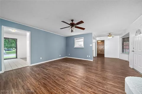 Living - 1401 Meadow Cir, Fort Smith, AR 72908 photo 6 of 8