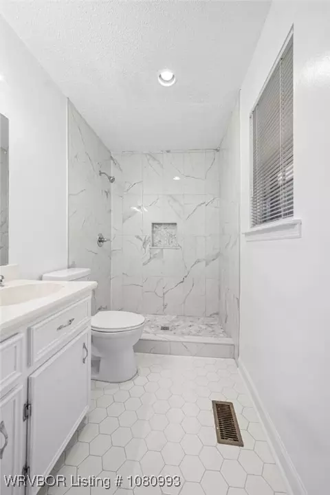 Bath - 1401 Meadow Cir, Fort Smith, AR 72908 photo 2 of 5
