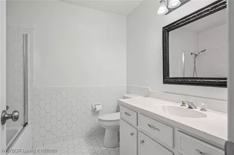 Bath - 1401 Meadow Cir, Fort Smith, AR 72908 photo 4 of 5