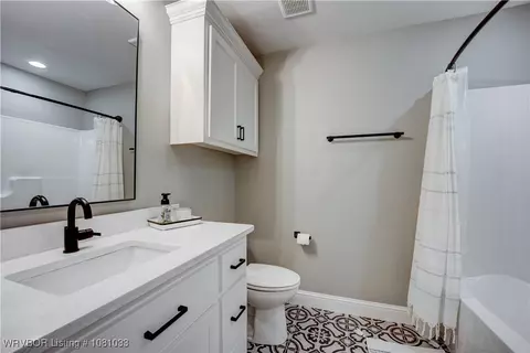 Bath - 2803 Turtle Creek Dr, Lavaca, AR 72941 photo 5 of 6