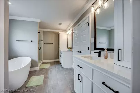 Bath - 2803 Turtle Creek Dr, Lavaca, AR 72941 photo 4 of 6