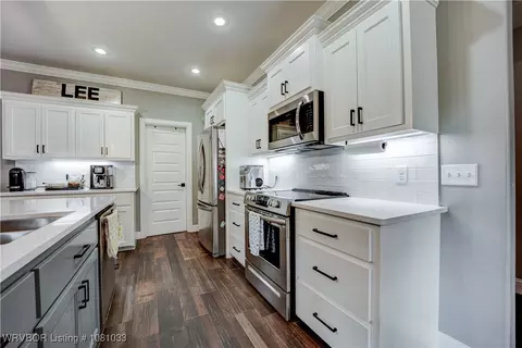 Kitchen - 2803 Turtle Creek Dr, Lavaca, AR 72941 photo 3 of 5