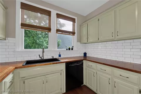 Kitchen - 101 N Albert Pike Ave, Fort Smith, AR 72903 photo 3 of 4