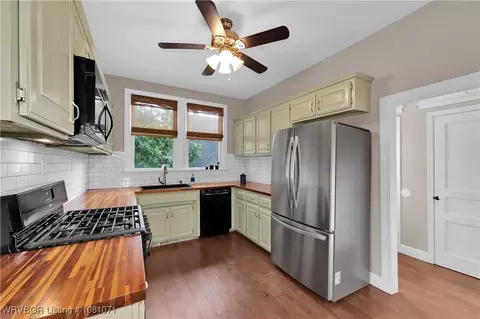 Kitchen - 101 N Albert Pike Ave, Fort Smith, AR 72903 photo 2 of 4