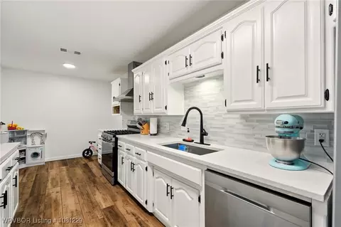 Kitchen - 9010 Skypark Dr, Fort Smith, AR 72903 photo 2 of 2