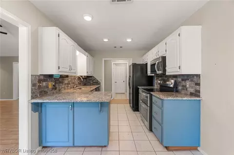 Kitchen - 3905 Glen Flora Way, Fort Smith, AR 72908 photo 3 of 4