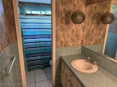 Bath - 6116 Dakotah Dr, Fort Smith, AR 72916 photo 1 of 2