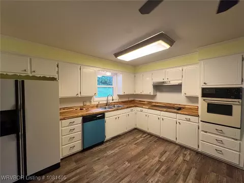Kitchen - 3121 S Cliff Dr, Fort Smith, AR 72903 photo 2 of 2