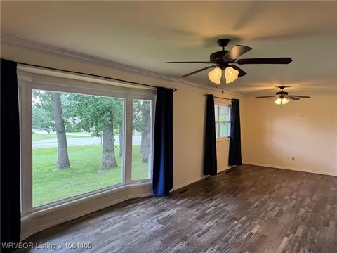 Living - 3121 S Cliff Dr, Fort Smith, AR 72903 photo 1 of 2