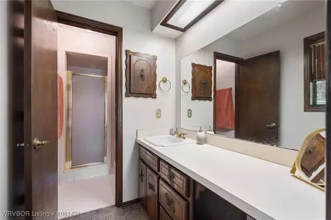 Bath - 2900 Fincastle Dr, Fort Smith, AR 72908 photo 2 of 3