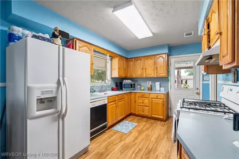 Kitchen - 2901 Memphis St, Fort Smith, AR 72901 photo 2 of 2