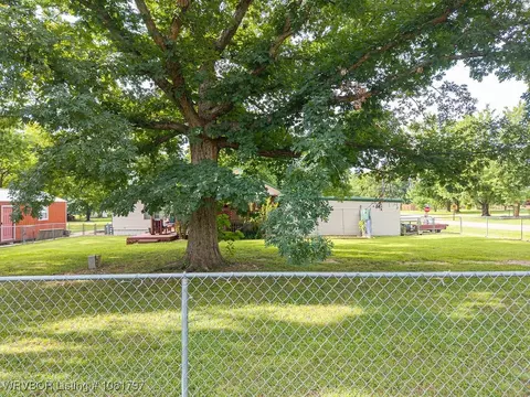 Exterior - 809 Broadway St, Mansfield, AR 72944 photo 16 of 17