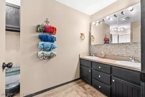 Bath - 809 Broadway St, Mansfield, AR 72944 photo 1 of 4