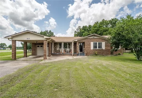 909 S Division St, Lavaca, AR 72941