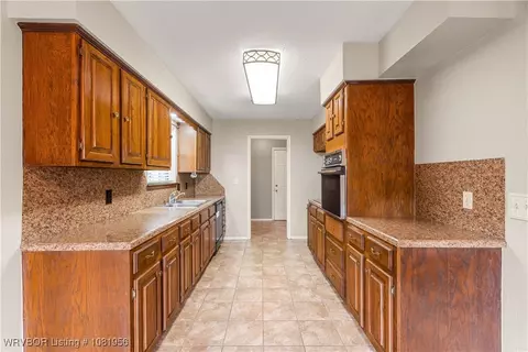 Kitchen - 3316 Londonderry Rd, Fort Smith, AR 72908 photo 3 of 3