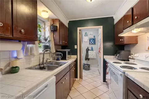 Kitchen - 1008 Pattie Ln, Barling, AR 72923 photo 2 of 3