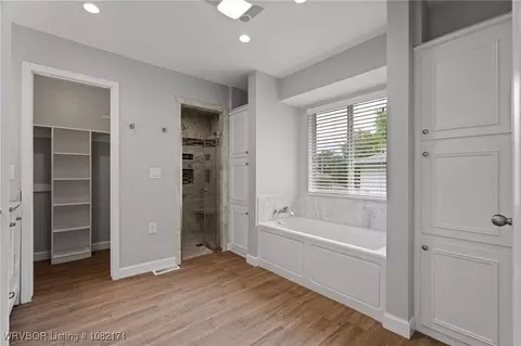 Bath - 2016 Warwick Pl, Fort Smith, AR 72903 photo 5 of 5