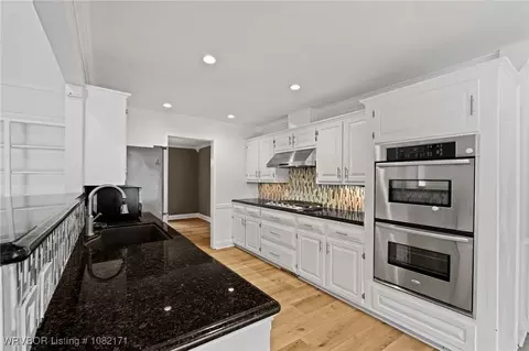 Kitchen - 2016 Warwick Pl, Fort Smith, AR 72903 photo 2 of 5