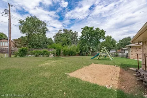Exterior - 2016 Warwick Pl, Fort Smith, AR 72903 photo 4 of 7