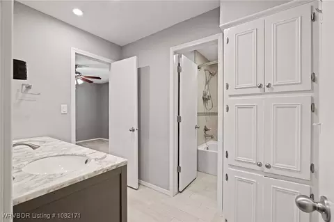 Bath - 2016 Warwick Pl, Fort Smith, AR 72903 photo 2 of 5