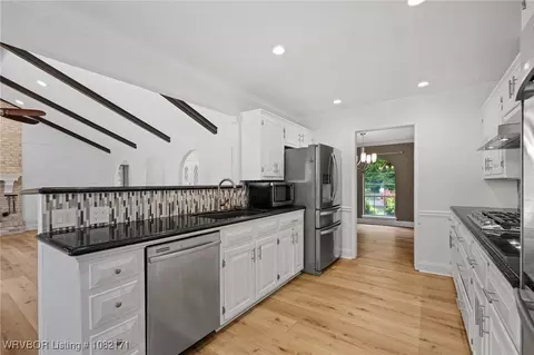 Kitchen - 2016 Warwick Pl, Fort Smith, AR 72903 photo 3 of 5