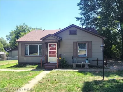 1100 Dechard St, Van Buren, AR 72956