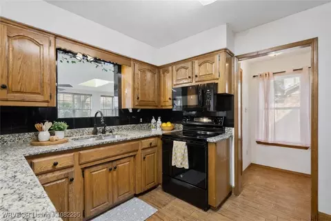 Kitchen - 3017 Canongate Way, Fort Smith, AR 72908 photo 3 of 4