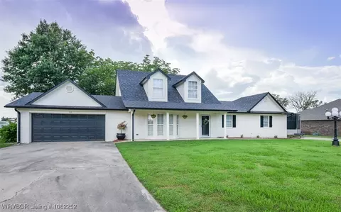 715 Fryar Dr, Sallisaw, OK 74955
