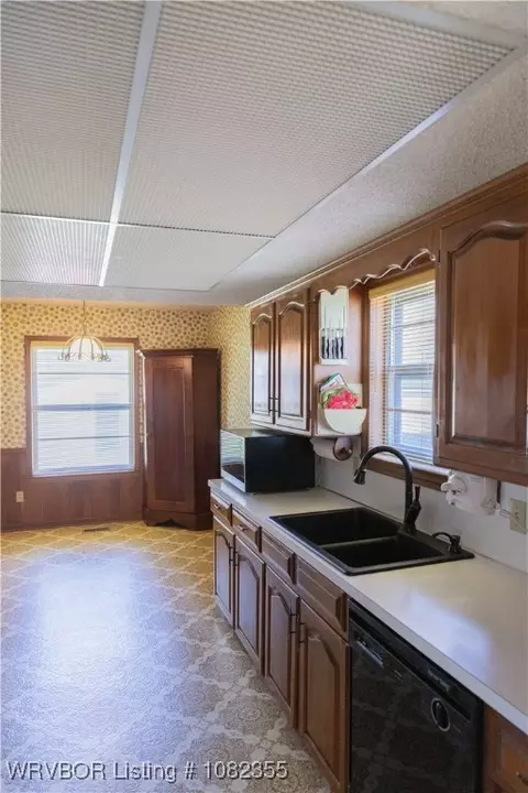 Kitchen - 7901 Clover Dr, Fort Smith, AR 72908 photo 3 of 3