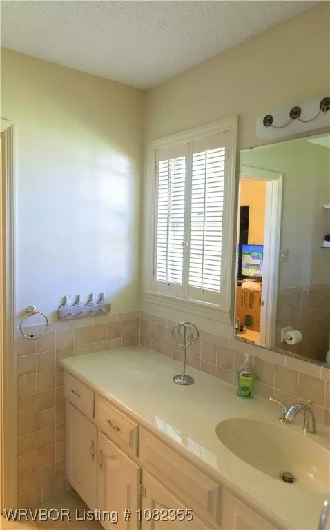 Bath - 7901 Clover Dr, Fort Smith, AR 72908 photo 4 of 6